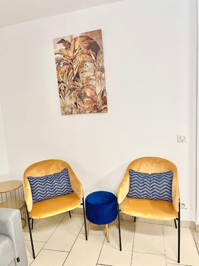 Jolie 3 Pieces Avec Terrasse Au Vieux Port, A 2 Pas Des Plages Et Du Palais. Appartement
