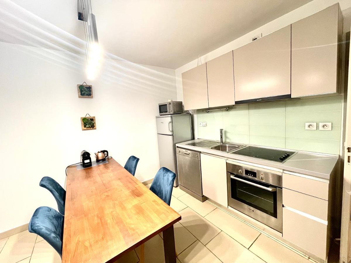 Jolie 3 Pieces Avec Terrasse Au Vieux Port, A 2 Pas Des Plages Et Du Palais. Appartement