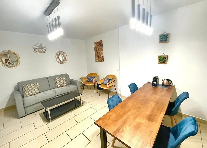 Jolie 3 pièces avec terrasse au vieux port, à 2 pas des plages et du palais.