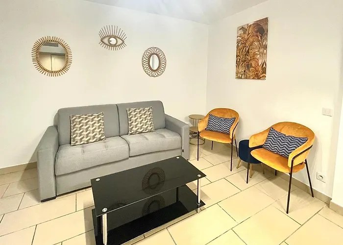 Jolie 3 pièces avec terrasse au vieux port, à 2 pas des plages et du palais.
