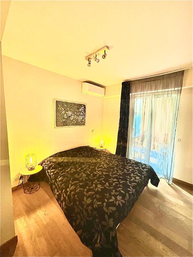 Jolie 3 Pièces Avec Terrasse Au Vieux Port, à 2 Pas Des Plages Et Du Palais. Appartement *